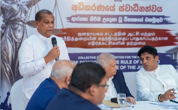 "சிறைச்சாலை அதிகாரிகளையே பாதுகாக்க முடியாத இந்த அரசாங்கத்தால் தேசிய பாதுகாப்பை எவ்வாறு உறுதிப்படுத்த முடியும்? நீதி அமைச்சருக்கு எதிரான நம்பிக்கையில்லாப் பிரேரணை தோற்கடிக்கப்படும் என்பது எங்களுக்குத் தெரியும்.