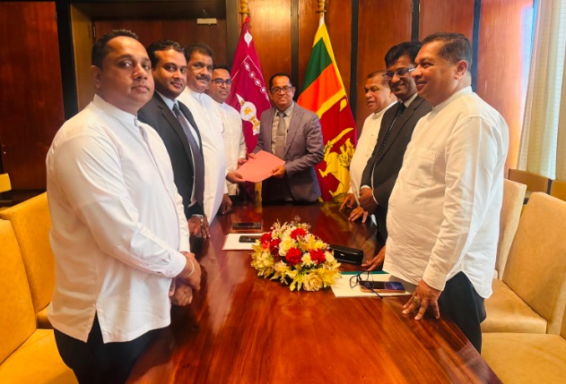 நீதி அமைச்சர் சட்டத்தரணி ஹரஷன நாணயக்காரவுக்கு எதிரான நம்பிக்கையில்லாப் பிரேரணை, சபாநாயகர், ஜகத் விக்கிரமரத்னவிடம் இன்று (21) கையளிக்கப்பட்டது.