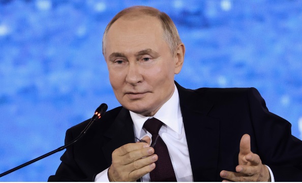 ஈரானின் ‘கொசுப் படையை’ (mosquito fleet) ரஷ்ய ஜனாதிபதி விளாடிமிர் புடின் (Vladimir Putin) வெகுவாகப் பாராட்டியுள்ளார்.
