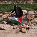 ஆக்கிரமிக்கப்பட்ட மேற்குக் கரைப் பகுதியை (West Bank) இரண்டாகப் பிரிக்கும் வகையில், 'E1' குடியிருப்புத் திட்டத்தின் கீழ் 1,200 க்கும் மேற்பட்ட புதிய வீடுகளைக் கட்டுவதற்கான நடவடிக்கையை இஸ்ரேல் ஆரம்பித்துள்ளது.