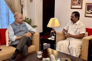 பண ஆசைக்காகப் அதிபர் 27 முறை குத்திக் கொலை: 10 ஆம் வகுப்பு மாணவர்கள் கைது