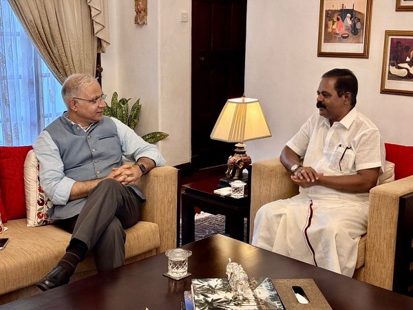 இலங்கைக்கான இந்திய உயர்ஸ்தானிகர் சந்தோஷ் ஜாவுக்கும், இலங்கைத் தமிழரசுக் கட்சியின் நாடாளுமன்ற உறுப்பினர் சிவஞானம் சிறீதரனுக்கும் இடையிலான விசேட சந்திப்பு கொழும்பிலுள்ள இந்திய உயர்ஸ்தானிகராலயத்தில் நேற்று நடைபெற்றது.