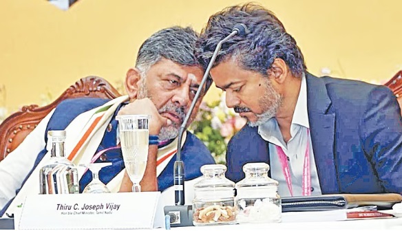 “மேகே​தாட்டு அணை கர்​நாடகா​வுக்​காக அல்ல, தமி​ழ​கம் மற்​றும் புதுச்​சேரி​யின் பயன்​பாட்​டுக்​காகவே கட்​டப்​பட​வுள்​ளது” என கர்​நாடக முதல்​வர் டி.கே சிவக்​கு​மார் தெரி​வித்​துள்​ளார்.
