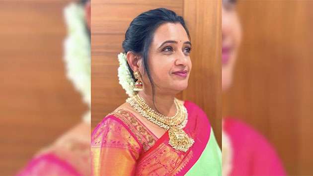தெலங்கானா மாநிலம் நல்கொண்டா பகுதியில் பெண் அதிபரொருவர் படுகொலை செய்யப்பட்ட பரபரப்பு சம்பவம் தொடர்பில் ஆடம்பர வாழ்க்கை மற்றும் பண ஆசைக்காக இக்குற்றத்தைச் செய்த இரு மாணவர்களை பொலிஸார் கைது செய்துள்ளனர்.