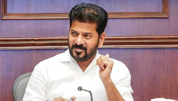 தனது அமெரிக்கப் பயணத்திற்கு இந்திய மத்திய அரசு அனுமதி மறுத்துள்ளதாக தெலங்கானா முதலமைச்சர் ரேவந்த் ரெட்டி குற்றம் சாட்டியுள்ளார்.