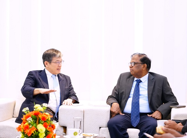 வடக்கு மாகாணத்திலும் முதலீடுகளை மேற்கொள்வதற்கு சில ஜப்பானிய முதலீட்டாளர்கள் ஆர்வம் கொண்டுள்ளதாகவும், அவர்கள் இலங்கையின் தற்போதைய நிலைமைகளையும் வடக்கு மாகாணத்தின் சூழலையும் அவதானித்து வருவதாகவும் இலங்கைக்கான ஜப்பானியத் தூதுவர் அகியோ ஐசோமாதா , வடக்கு மாகாண ஆளுநர் நா.வேதநாயகனிடம் தெரிவித்தார்.