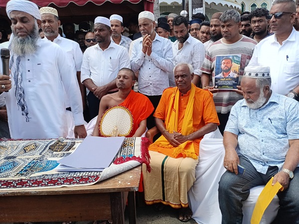 சவூதி அரேபியாவில் மரணதண்டனை விதிக்கப்பட்டுள்ள சிவராசா அனோஜனை மனிதநேய அடிப்படையில் விடுதலை செய்யக் கோரி, தமிழ், முஸ்லிம் மற்றும் சிங்கள மக்கள் உள்ளிட்ட மூவினத்தவரும் இணைந்து வவுனியாவில் இன்று வெள்ளிக்கிழமை கவனவீர்ப்புப் போராட்டம் மற்றும் நடைபவனியை முன்னெடுத்தனர்.