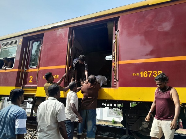 யாழ்ப்பாணம், அரியாலை - பூங்கன்குளம் ரயில் நிலையத்துக்கு அருகில் இன்று பிற்பகல் ரயில் மோதிய விபத்தில் தந்தை பரிதாபமாக உயிரிழந்துள்ளார். அத்துடன் மகள் படுகாயமடைந்துள்ளார்.