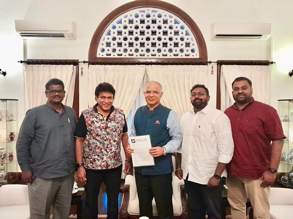 அனோஜன் சிவராசா விவகாரத்தில், இலங்கை அரசு அதிகாரபூர்வமாக சவுதி அரசை நாடி, கோரிக்கை விடுத்த பின், இது தொடர்பில் இந்திய அரசு தனது முயற்சிகளை முன்னெடுக்க முடியும் என இந்திய தூதர் சந்தோஷ்-ஜா தம்மை இன்று நேரடியாக சந்தித்த தமிழ் முற்போக்கு கூட்டணி தலைவர் மனோ கணேசனிடம் தெரிவித்தார்.