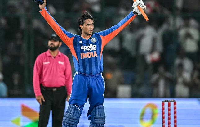 ஆப்கானிஸ்தானுக்கு எதிரான T20 தொடரின் மூன்றாவது போட்டியில் வரலாற்றுச் சிறப்புமிக்க சதத்தை பதிவு செய்துள்ளார் அபிஷேக் சர்மா.