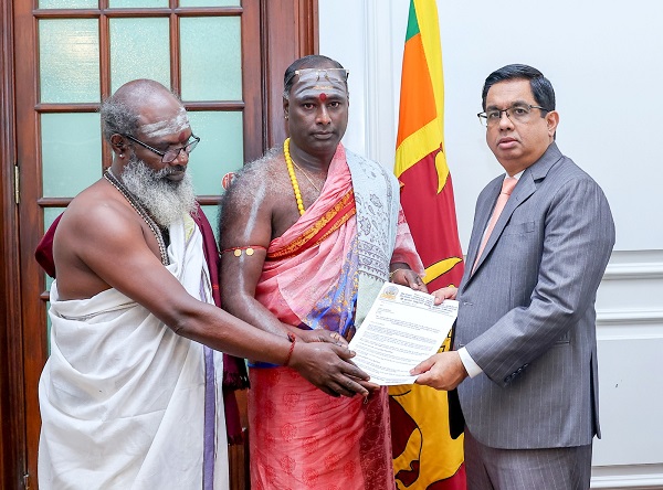 சவூதி அரேபியாவில் மரண தண்டனை விதிக்கப்பட்டுள்ள சிவராசா அனோஜனை விடுதலை செய்வதற்கு தேவையான அரச தலையீட்டை மேற்கொள்ளுமாறு கோரி, இலங்கை மலையக இந்து குருமார் ஒன்றியத்தினால் மகஜரொன்று கையளிக்கப்பட்டது.