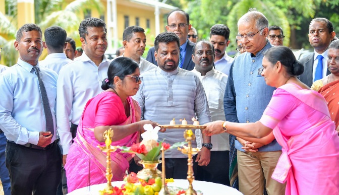 முல்லைத்தீவு மாவட்ட பொது வைத்தியசாலையின் புதிய நான்கு மாடி மருத்துவ வார்டுத் தொகுதிக்கான நிர்மாணப் பணிகளை ஆரம்பிக்கும் நிகழ்வு, ஜனாதிபதி அநுர குமார திசாநாயக்கவின் தலைமையில் இன்று (16) பிற்பகல் இடம்பெற்றது.