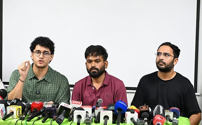 இந்தியாவின் தற்போதைய தேர்தல் ஆணையாளர் ஞானேஷ் குமாரை நாட்டின் மிகப் பெரிய தேசவிரோதி என குற்றம்சாட்டியுள்ள கரப்பான்பூச்சி ஜனதா கட்சி CJP , அவர் 48 மணி நேரத்துக்குள் பதவி விலக வேண்டும் என்று கெடு விதித்துள்ளது.