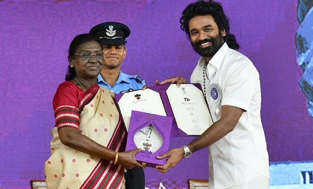 சிறந்த நடிகருக்கான தேசிய விருதை ஜனாதிபதி திரவுபதி முர்முவிடம் இருந்து பிரபல நடிகர் தனுஷ் பெற்றுக் கொண்டார். சிறந்த இசையமைப்பாளருக்கான விருது ஜிவி பிரகாஷ் குமாருக்கு அளிக்கப்பட்டது.