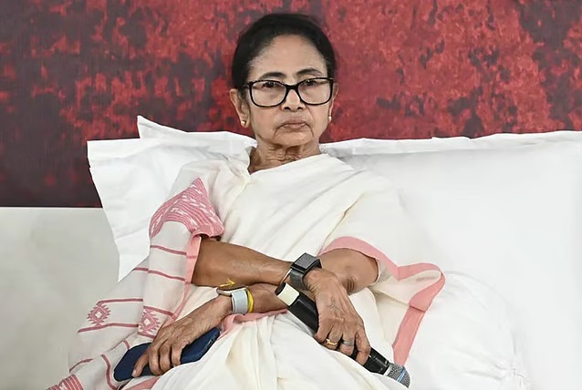 திரிணமூல் காங்கிரஸ் கட்சியின் பெயர் மற்றும் அதன் 'புல்வெளியில் இரட்டை மலர்கள்' சின்னத்தை முடக்கும் தேர்தல் ஆணையத்தின் முடிவுக்கு எதிராக மம்தா பானர்ஜி உச்ச நீதிமன்றத்தில் மனு தாக்கல் செய்துள்ளார்.