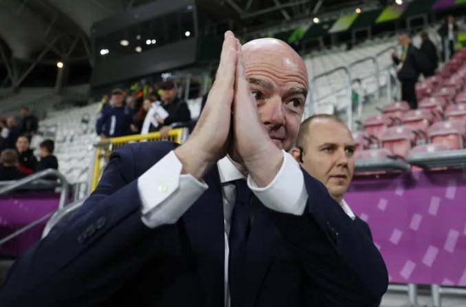 சுவிட்சர்லாந்தைச் சேர்ந்த FIFA தலைவர் Gianni Infantino, உலகக் கால்பந்து நிர்வாக அமைப்பின் உறுப்பினர் சங்கங்களுக்கு பல மில்லியன் டாலர்களைப் பகிர்ந்தளிப்பது குறித்து விவாதிக்க விருப்பம் தெரிவித்துள்ளார்.