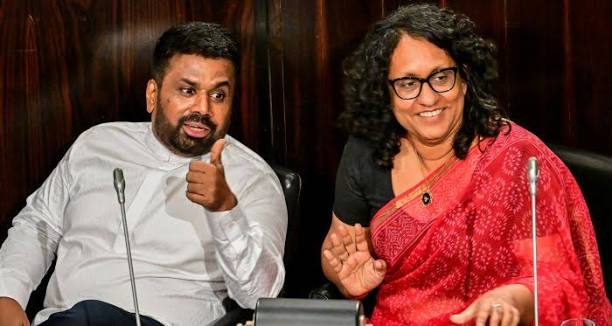 புதிய அரசமைப்பு ஒன்றை உருவாக்குவதற்கும், நிறைவேற்று அதிகாரமிக்க ஜனாதிபதி முறைமையை இரத்துச் செய்வதற்கும் இதுவரை எந்தவிதமான பேச்சுகளையும் முன்னெடுக்கவில்லை எனவும், தற்போது நாட்டின் பொருளாதார ஸ்திரத்தன்மைக்கே முன்னுரிமையளிக்கப்பட்டுள்ளது எனவும் அமைச்சரவைப் பேச்சாளரும் அமைச்சருமான நளிந்த ஜயதிஸ்ஸ தெரிவித்தார்.