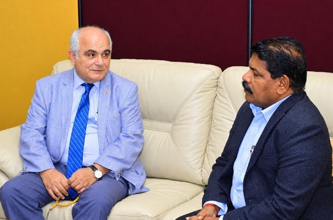 இலங்கைக்கும், ரஷ்யாவுக்கும் இடையிலான கடற்றொழில், கடல்சார் வர்த்தகம் மற்றும் பொருளாதார ஒத்துழைப்பை மேலும் வலுப்படுத்துவது தொடர்பான முக்கிய கலந்துரையாடல், இலங்கைக்கான ரஷ்ய தூதுவர் லெவான் எஸ். டிகேரியன் மற்றும் கடற்றொழில், நீரியல் மற்றும் கடல்வளங்கள் அமைச்சர் இராமலிங்கம் சந்திரசேகர் ஆகியோருக்கிடையில் இன்று (28.09.2026) கடற்றொழில் அமைச்சின் அலுவலகத்தில் இடம்பெற்றது.