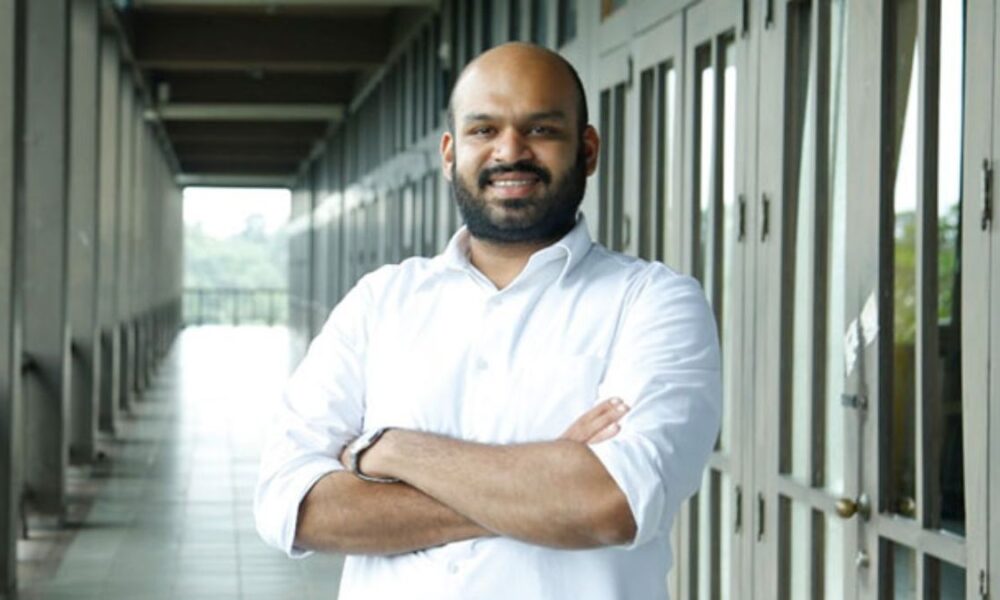 சவுதி அரேபியாவில் மரண தண்டனை விதிக்கப்பட்டுள்ளதாக தெரிவிக்கப்படும் கல்முனை, நட்பிட்டிமுனையைச் சேர்ந்த சிவராசா அனோஜனின் உயிரைக் காப்பாற்ற இலங்கை அரசாங்கம் உடனடியாக உயர்மட்ட இராஜதந்திர நடவடிக்கைகளை முன்னெடுக்க வேண்டும் என இலங்கை தமிழரசுக் கட்சியின் நாடாளுமன்றக்குழுத் தலைவர் இரா. சாணக்கியன் வலியுறுத்தியுள்ளார்.