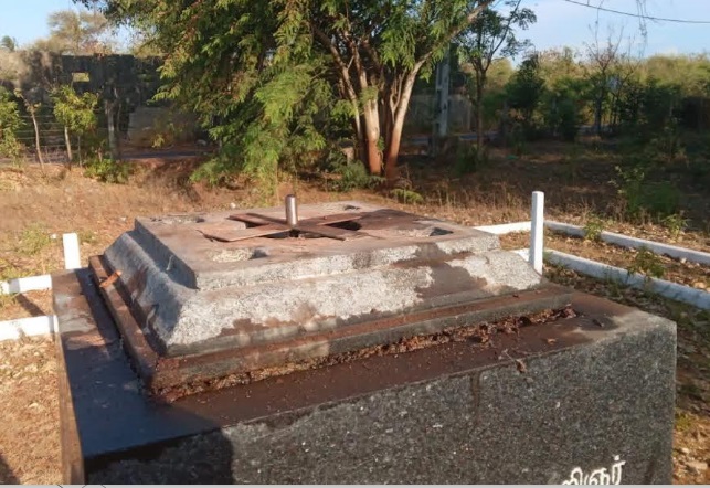 யாழ். தெல்லிப்பளையில், வல்லை - அராலி வீதியில் இருக்கும் தென் இந்தியத் திருச்சபை இடுகாட்டில் அமைக்கப்பட்டிருந்த தந்தை செல்வாவின் நினைவுத் தூபியை இனந்தெரியாதோர் இடித்துச் சேதமாக்கியுள்ளனர்.