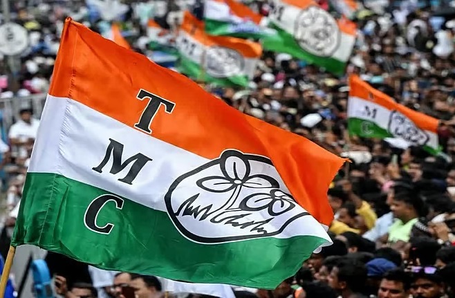 திரிணமூல் காங்கிரஸ் கட்சிக்குள் வெடித்துள்ள உள்கட்சிப் பிளவை தொடர்ந்து, வரவிருக்கும் மேற்கு வங்க சட்டமன்ற இடைத்தேர்தலில் அக்கட்சியின் பெயர் மற்றும் சின்னத்தைப் பயன்படுத்த இரு தரப்புக்கும் தேர்தல் ஆணையம் இடைக்காலத் தடை விதித்து உத்தரவிட்டுள்ளது.