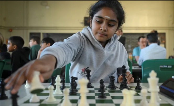 சதுரங்க விளையாட்டில் மிக இளைய வயதில் woman grandmaster (WGM) பட்டம் வென்ற உலகின் முதல் வீராங்கனை என்ற வரலாற்றுச் சாதனையை பிரித்தானியாவைச் சேர்ந்த 11 வயது சிறுமி போதனா சிவானந்தன் படைத்துள்ளார்.