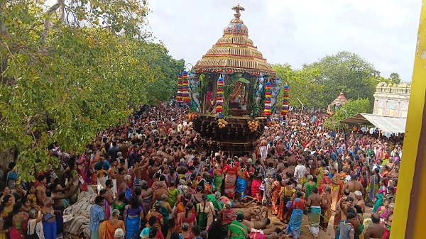 யாழ்ப்பாணம், வடமராட்சிப் பகுதியில் அமைந்துள்ள வரலாற்றுச் சிறப்புமிக்க ஸ்ரீ வல்லிபுரம் ஆழ்வார் ஆலயத்தின் வருடாந்த மகோற்சவத்தின் தேர்த் திருவிழா இன்று பக்திபூர்வமாக நடைபெற்றது.