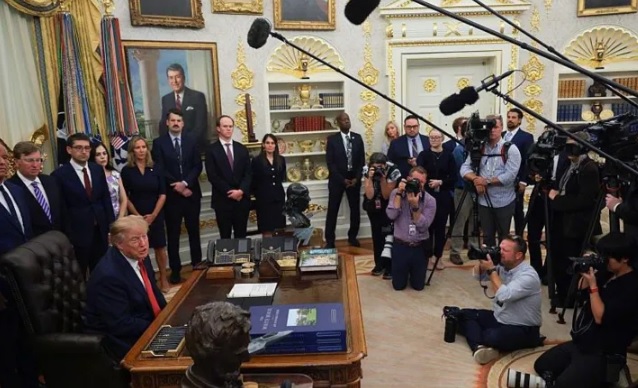 சி.என்.என் (CNN), எம்.எஸ் நவ் (MS NOW) மற்றும் பொலிட்டிகோ (Politico) ஆகிய ஊடகங்களுக்கு வெள்ளை மாளிகைக்குள் நுழைவதற்கு உடனடித் தடை விதிப்பதாக அமெரிக்க ஜனாதிபதி டொனால்ட் டிரம்ப் அறிவித்துள்ளார்.