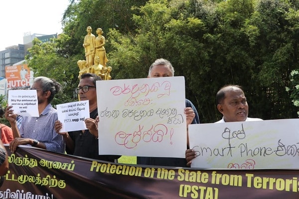 பயங்கரவாதத்திலிருந்து அரசைப் பாதுகாக்கும் சட்டமூலத்திற்கு எதிராக இலங்கை உழைக்கும் ஊடகவியலாளர்கள் சங்கமும், சமூக ஊடக வெளிப்பாட்டுக்கான கூட்டமைப்பும் இணைந்து இன்று (06) முற்பகல் பத்தரமுல்ல பொல்தூவ சந்திக்கு அருகில் ஆர்ப்பாட்டத்தை முன்னெடுத்தன.