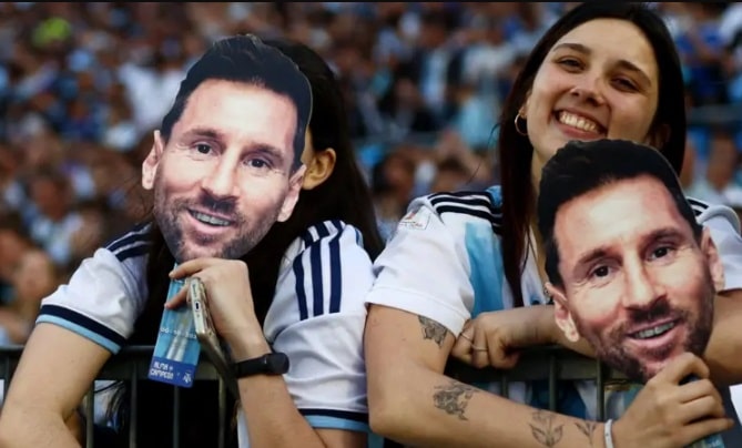 Buenos Aires நடைபெற்ற உணர்ச்சிப்பூர்வமான சர்வதேச நட்புறவுப் போட்டியில் பெனின் (Benin) அணிக்கு எதிராகக் கோல் அடித்து, லியோனல் மெஸ்ஸி தனது மகத்தான ஆர்ஜென்டீனா கால்பந்து பயணத்தை நிறைவு செய்தார்.