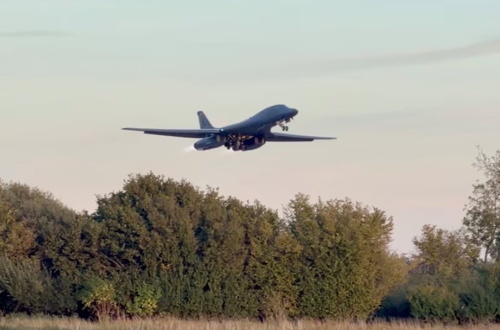பிரித்தானியாவில் உள்ள RAF Fairford விமான படைத்தளத்தில் நிறுத்தி வைக்கப்பட்டிருந்த தனது B-1 ரகப் போர்க்காலக் குண்டுவீச்சு விமானங்களை அமெரிக்கா அங்கிருந்து அவசரமாகத் திரும்பப் பெற்று, மீண்டும் தாய்நாட்டிற்கு அழைத்துக் கொண்டுள்ளது.