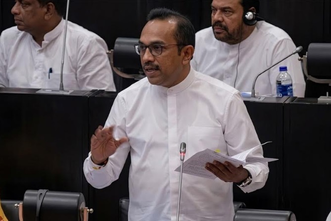 "செம்மணி மனிதப் புதைகுழி அகழ்வுப் பணிகள் மற்றும் தற்போதைய நிலைவரம் தொடர்பில் ஏதேனும் பிரச்சினைகள் அல்லது சந்தேகங்கள் காணப்பட்டால், தமிழ் அரசியல் பிரதிநிதிகள் நீதி அமைச்சருடன் கலந்துரையாடலாம்.
