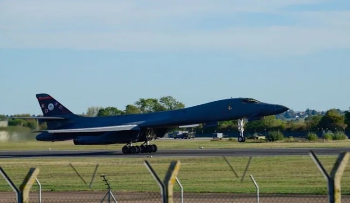 பிரித்தானிய இராணுவத் தளமான RAF Fairford லிருந்து' தனது அனைத்து வெடிகுண்டு வீச்சு விமானங்களையும் (bombers) அமெரிக்கா திரும்பப் பெற்றுள்ளது.