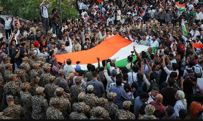 தலைநகர் டெல்லியில் உள்ள கனாட் பிளேஸ் பகுதியில் போராட்டக்காரர்கள் தேசியக் கொடியைக் ஏந்தியவாறு மூவர்ணக் கொடிப் பேரணியை (Tiranga Rally) நடத்தியுள்ளனர்.