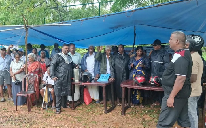 யாழ். மயிலிட்டி மக்களின் பூர்வீகக் காணிகளை உடனடியாக விடுவிக்கக் கோரி முன்னெடுக்கப்பட்டுவரும் தொடர் போராட்டம், கொட்டும் மழைக்கும் மத்தியிலும் இன்றும் 27ஆவது வாரமாகத் தொடர்ந்து முன்னெடுக்கப்பட்டது.