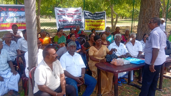 தமது பூர்வீக காணிகளை விடுவிக்கக் கோரி யாழ். மயிலிட்டி மக்கள் முன்னெடுத்து வரும் தொடர் போராட்டம் இன்று வெள்ளிக்கிழமை 24 ஆவது வாரமாகவும் முன்னெடுக்கப்பட்டது.