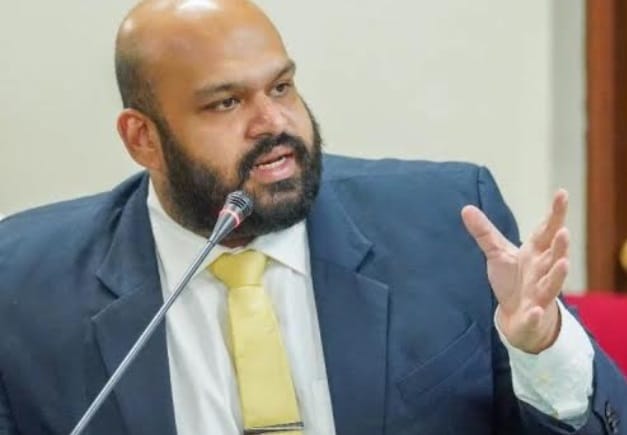 வடக்கு, கிழக்கு மாகாணங்களில் உள்ள நட்சத்திர ஹோட்டல்களுக்கு வரும் சுற்றுலாப் பயணிகளை &lsquo;வணக்கம்&rsquo; எனக் கூறி வரவேற்கும் பாரம்பரிய முறைக்குப் பதிலாக, &lsquo;ஆயுபோவன்&rsquo; என சிங்கள மொழியில் குறிப்பிடும் கலாசாரம் சமீப காலமாகப் பின்பற்றப்படுகின்றது என்று இலங்கைத் தமிழரசுக் கட்சியின் மட்டக்களப்பு மாவட்ட நாடாளுமன்ற உறுப்பினர் சாணக்கியன் இராசமாணிக்கம் தெரிவித்தார்.
