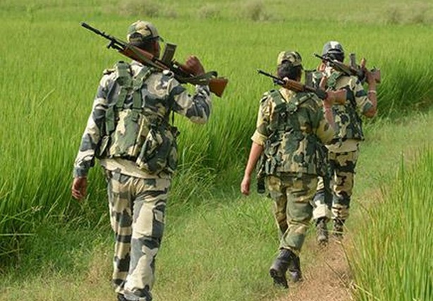 பஞ்சாப் மாநில எல்லைப் பகுதியில் வெள்ளிக்கிழமை இந்திய எல்லைப் பாதுகாப்புப் படையினர் நடத்திய துப்பாக்கிச்சூட்டில் இரு பாகிஸ்தானியர்கள் சுட்டுக் கொல்லப்பட்டுள்ளனர்.