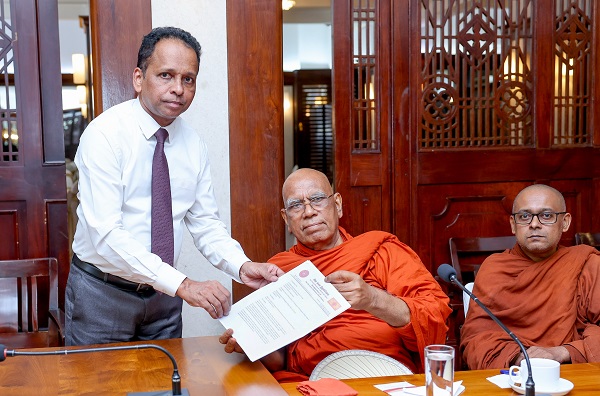 சவூதி அரேபியாவில் மரண தண்டனை விதிக்கப்பட்டுள்ள சிவராசா அனோஜனை விடுவிப்பதற்குத் தேவையான அரச தலையீட்டை மேற்கொள்ளுமாறு கோரி, ராமாஞ்ஞ மற்றும் அமரபுர பீடங்களின் மகாநாயக்க தேரர்களால் ஜனாதிபதி அநுர குமார திசாநாயக்கவிற்கு மகஜர் ஒன்று கையளிக்கப்பட்டது.